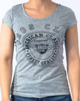 Imagen de frente playera cuello redondo con logo classic color gris para mujer marca Bros Club
