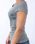 Imagen de lado playera cuello redondo con logo classic color gris para mujer marca Bros Club
