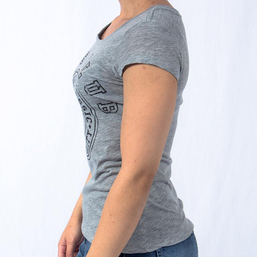 Imagen de lado playera cuello redondo con logo classic color gris para mujer marca Bros Club