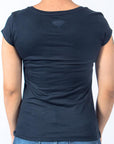 Imagen trasera de playera cuello redondo con logo classic color marino para mujer marca Bros Club