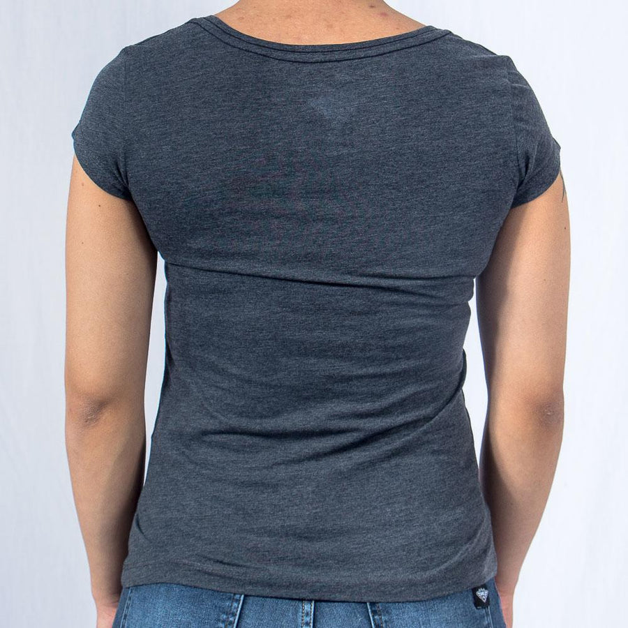 Imagen trasera de playera cuello redondo con logo classic color gris oxford para mujer marca Bros Club
