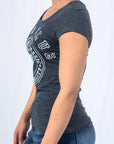 Imagen de lado playera cuello redondo con logo classic color gris oxford para mujer marca Bros Club