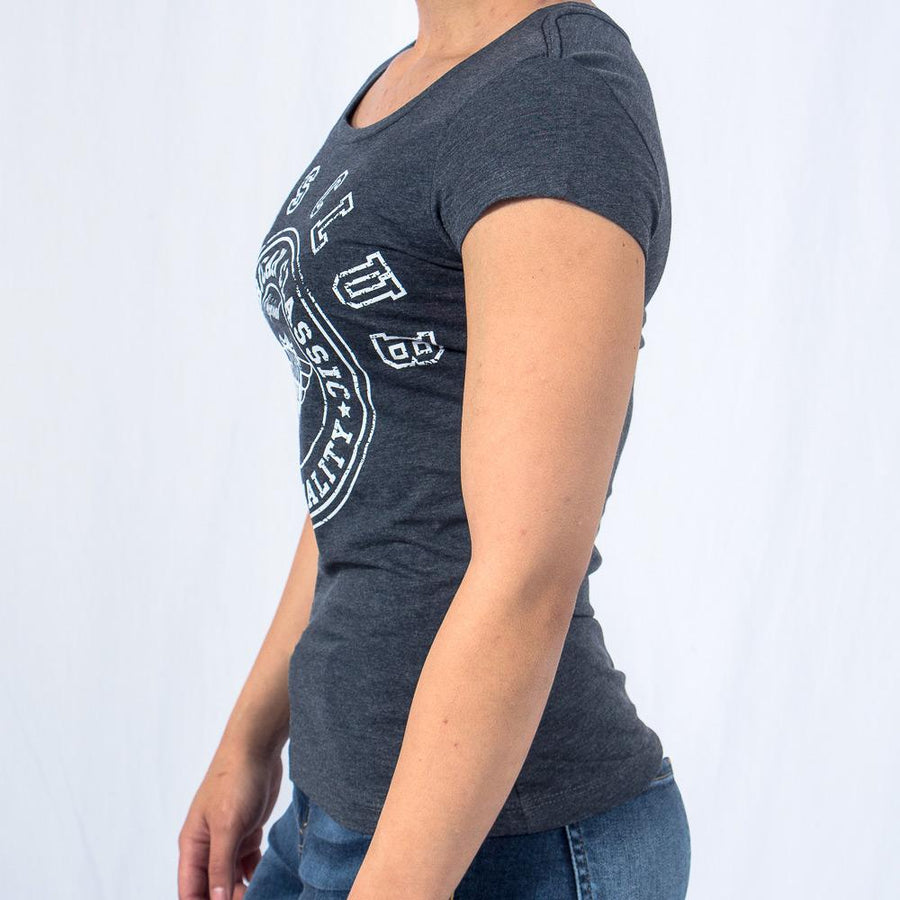 Imagen de lado playera cuello redondo con logo classic color gris oxford para mujer marca Bros Club