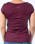 Imagen trasera de playera cuello redondo con logo classic color vino para mujer marca Bros Club