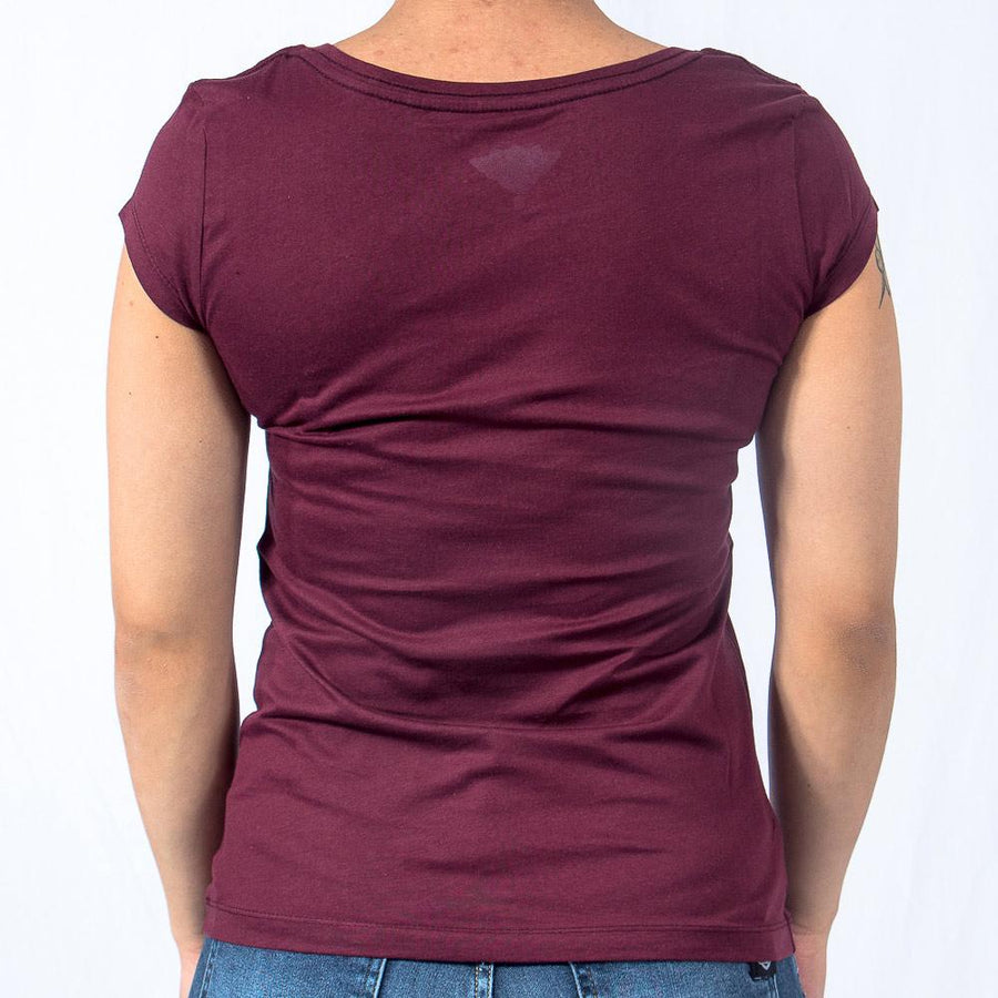 Imagen trasera de playera cuello redondo con logo classic color vino para mujer marca Bros Club