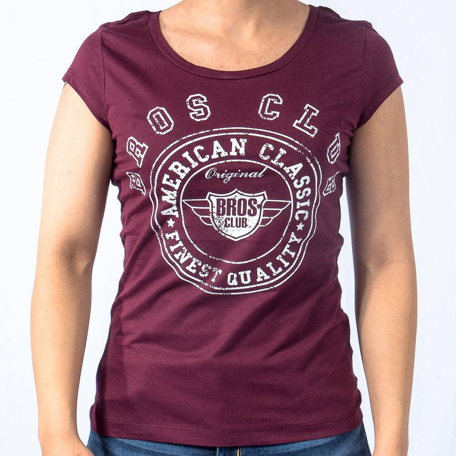 Imagen de frente playera cuello redondo con logo classic color vino para mujer marca Bros Club