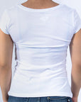 Imagen trasera de playera cuello redondo con logo classic color blanco para mujer marca Bros Club