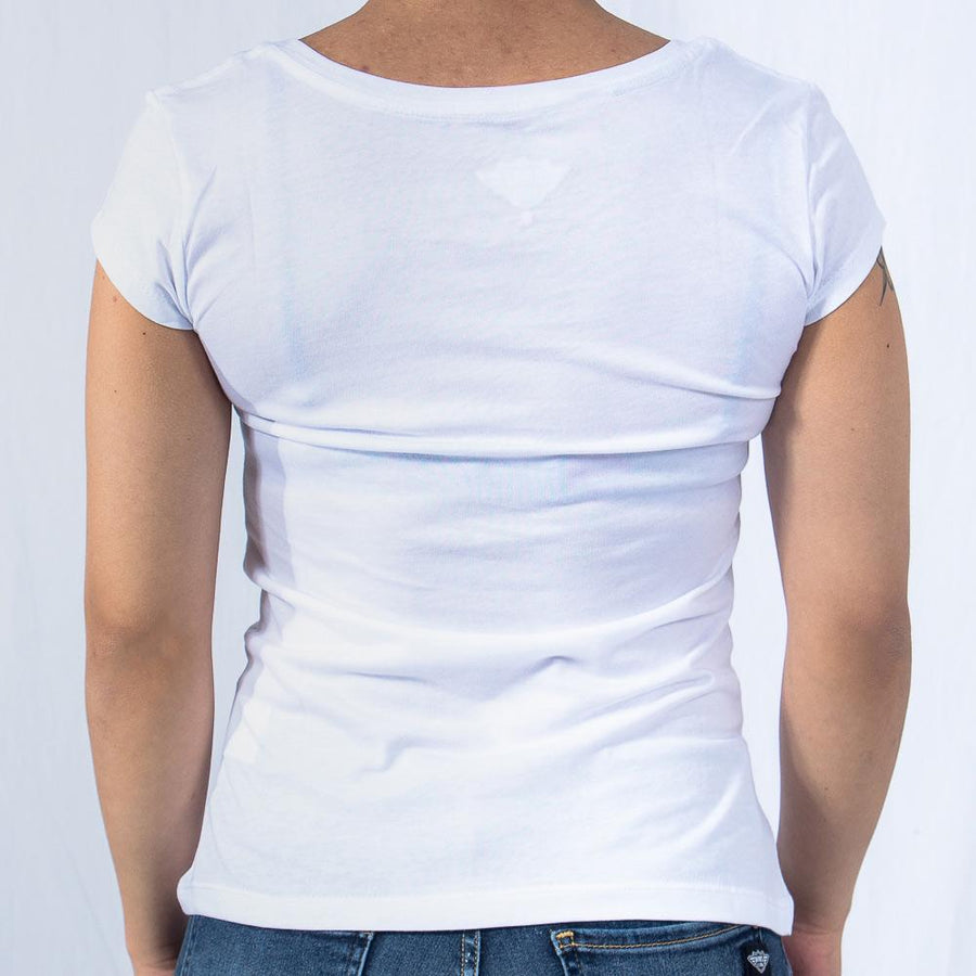 Imagen trasera de playera cuello redondo con logo classic color blanco para mujer marca Bros Club