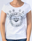 Imagen de frente playera cuello redondo con logo classic color blanco para mujer marca Bros Club