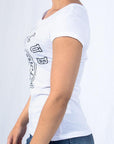 Imagen de lado playera cuello redondo con logo classic color blanco para mujer marca Bros Club
