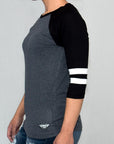 Imagen de lado playera manga larga con estampado color oxford con negro para mujer.