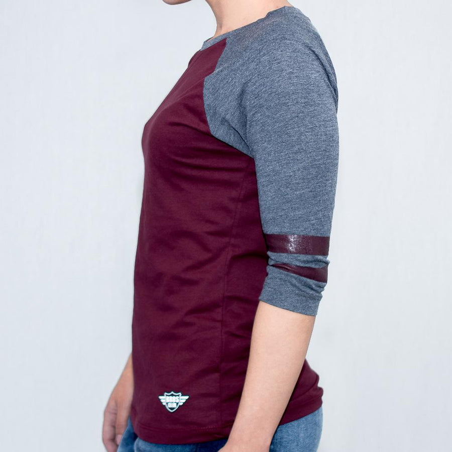 Imagen de lado playera manga larga con estampado color vino con oxford para mujer.