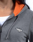 Imagen de acercamiento a sudadera color gris con cierre de mujer marca Bros Club