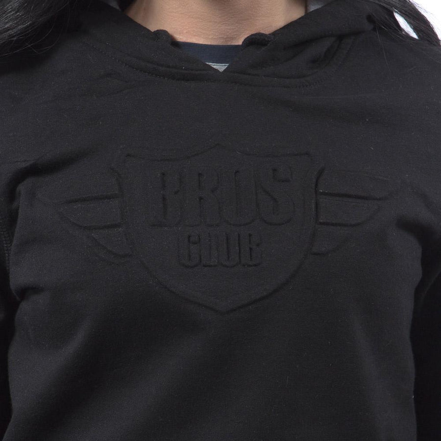 Imagen de acercamiento a sudadera color negro con logo vulcanizado de mujer marca Bros Club