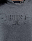 Imagen de acercamiento a sudadera color gris con logo vulcanizado de mujer marca Bros Club