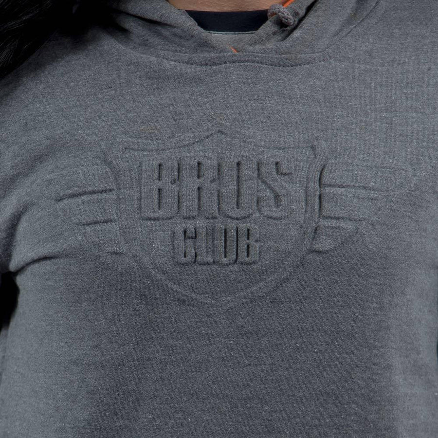 Imagen de acercamiento a sudadera color gris con logo vulcanizado de mujer marca Bros Club