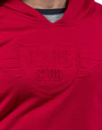 Imagen de acercamiento a sudadera color rojo con logo vulcanizado de mujer marca Bros Club