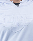 Imagen de acercamiento a sudadera color blanco con logo vulcanizado de mujer marca Bros Club