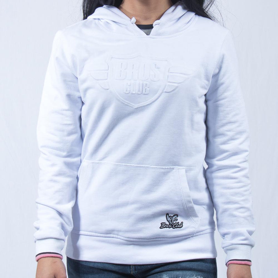 Imagen de frente sudadera color blanco con logo vulcanizado de mujer marca Bros Club