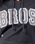 Imagen de acercamiento a sudadera color negro con logo de toalla de mujer marca Bros Club