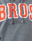 Imagen de acercamiento a sudadera color gris con logo de toalla de mujer marca Bros Club