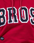 Imagen de acercamiento a sudadera color rojo con logo de toalla de mujer marca Bros Club