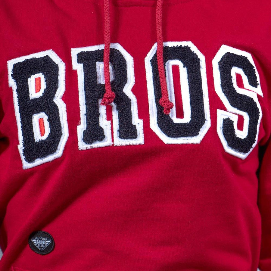 Imagen de acercamiento a sudadera color rojo con logo de toalla de mujer marca Bros Club
