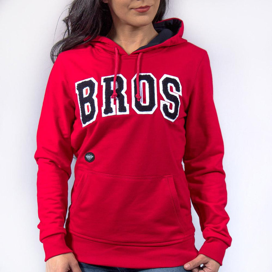 Imagen de frente sudadera color rojo con logo de toalla de mujer marca Bros Club